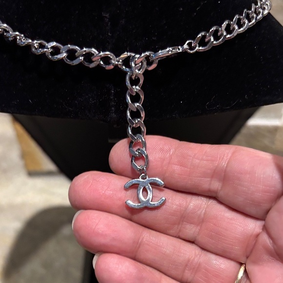 Elegant Silver Chain Necklace with a Pearl Pendant - Picture 3 of 4